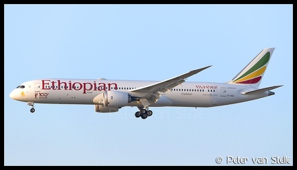 8066352 Ethiopian B787-9 ET-AUQ 100th-aircraft-sticker CDG 04082018 Q3F