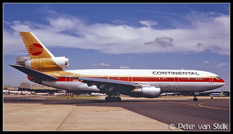 19921943_Continental_DC10-30_N12064__LGW_25071992.jpg