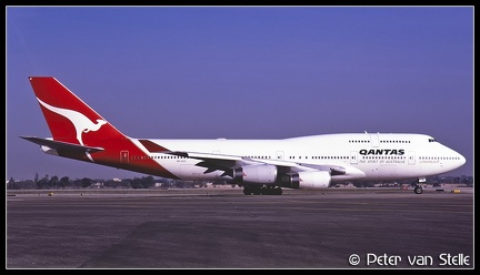 20000101 Qantas B747-400 VH-OJI  LAX 06022000