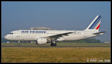 1002061 AirFrance A320 F-GFKS CDG 09082003