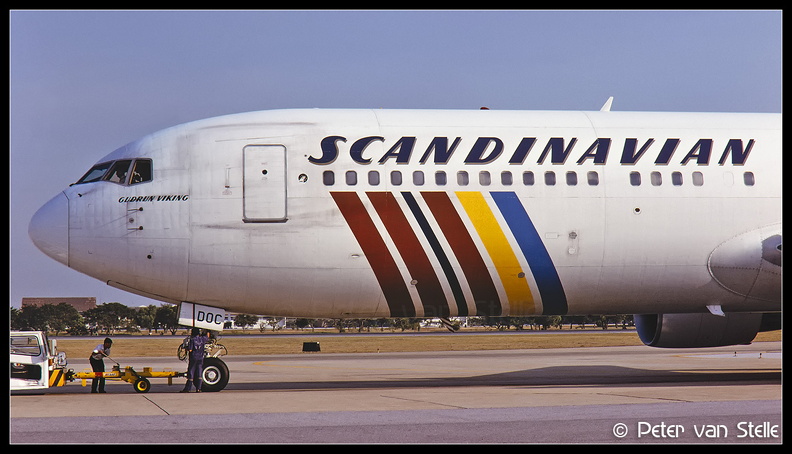 19962107_SAS-Scandinavian_B767-300_SE-DOC_nose_BKK_11121996.jpg