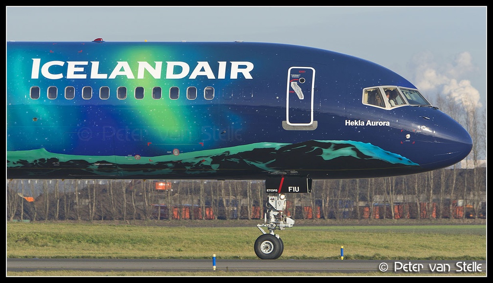 8025172 Icelandair B757-200W TF-FIU NorthernLights-colours-nose AMS 14122014