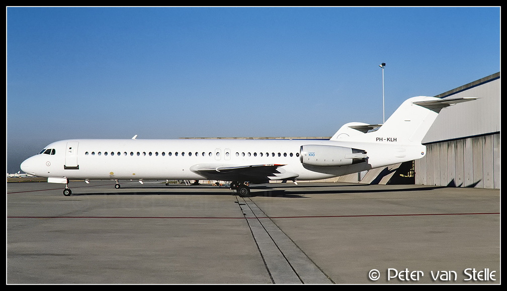 19900102  Fokker100 PH-KLH all-white AMS 05021990
