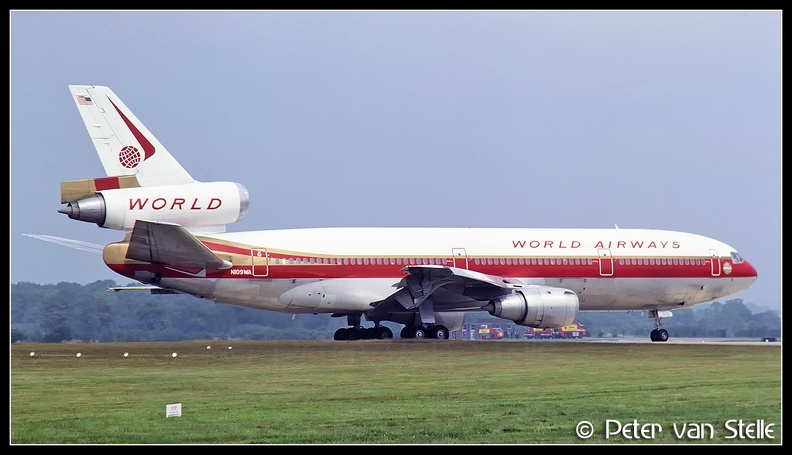19821018 WorldAirways DC10-30CF N109WA  LGW 06081982