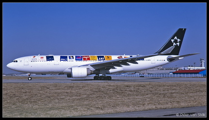 20010514 Austrian A330-200 OE-LAO StarAlliance-colours PEK 29012001