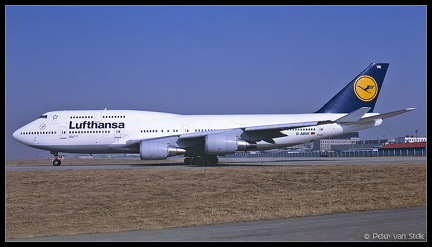 20011407 Lufthansa B747-400 D-ABVK  PEK 02022001